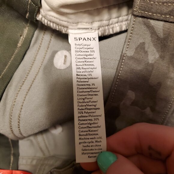 Spanx Stretch Twill Shorts In Green Camouflage Women's Size Large NWT - Picture 7 of 14